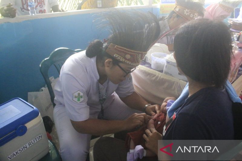 Pemberian imunisasi yang dilakukan oleh petugas kesehatan kepada Balita di Kabupaten Jayapura. (ANTARA/Yudhi Efendi)