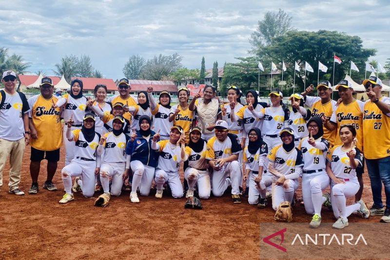Tim Sofbol putri Sulawesi Tenggara berswafoto bersama usai memenangkan pertandingan melawan Tim Sofbol putri Papua dengan skor 4-1, dalam grand final PON Aceh-Sumut 2024 dipusatkan di Lapangan Teuku Umar Meulaboh, Kabupaten Aceh Barat, Minggu (8/9/2024) siang. (ANTARA/Teuku Dedi Iskandar)