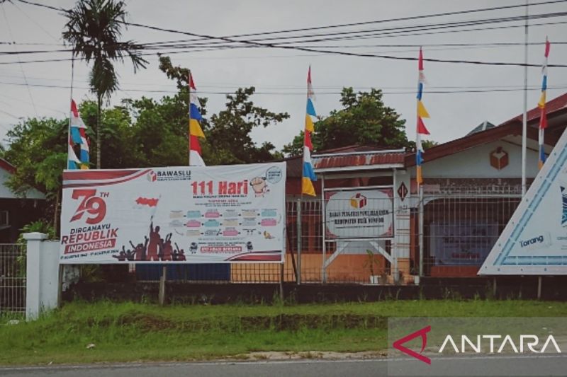 Suasana baliho pemberitahuan waktu tahapan pilkada kantor Badan Pengawas Pemilu Biak Jalan Condronegoro Kelurahan Snerbo Distrik Samofa Kabupaten Biak Numfor, Minggu (8/9/2024).ANTARA/Muhsidin