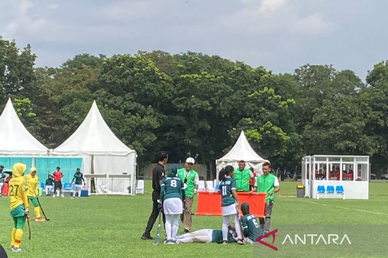Tim hoki outdoor putri Kalimantan Timur memetik kemenangan pada laga perdana setelah menumbangkan Jawa Timur 5-0 dalam laga penyisihan n di Pekan Olahraga Nasional (PON) XXI Aceh-Sumut (ANTARA/Anggi Luthfi Panggabean)