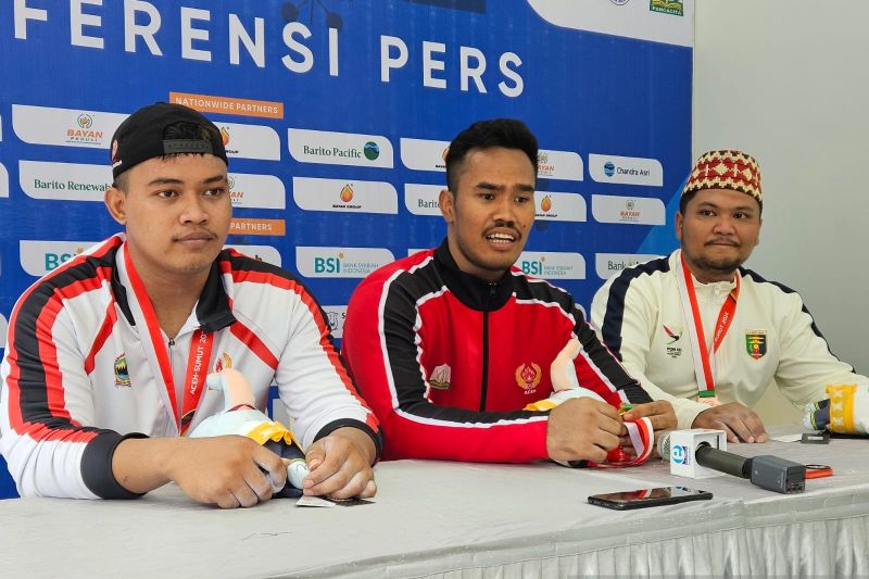 Lifter Jawa Tengah Henokh Aldi Saputra (kiri), lifter Aceh Dimas Setiya Darma (tengah), dan lifter Lampung Roy Samsul Bahri (kanan) menghadiri jumpa pers setelah pertandingan angkat besi kelas 102 kilogram putra di GOR Seramoe, Banda Aceh, Minggu (8/9/2024). (ANTARA/RAUF ADIPATI)