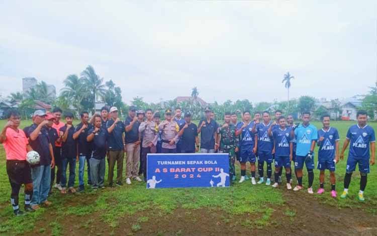 Pertandingan pembuka Kejuaraan sepak bola Anjir Serapat Barat Cup II tahun 2024. (FOTO: IST)