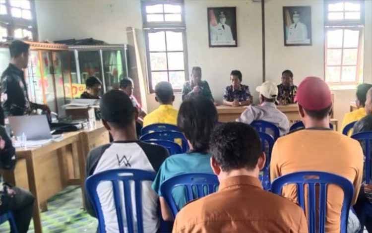 Suasana saat Camat Kapuas Kuala adakan pertemuan dengan warga Desa Pematang dalam kunjungannya. (FOTO: IST)