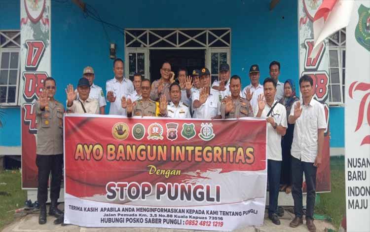 Camat Kapuas Kuala, Nurcahyono bersama Tim Saber Pungli Kabupaten Kapuas. (FOTO: IST)
