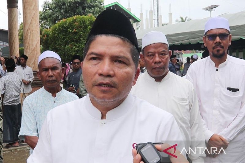 Ketua MPU Aceh Tgk Faisal Ali ditemui usai pemakaman Tgk Muhammad Yusuf A Wahab Tu Sop di Komplek Dayah Babussalam Al Aziziyah, Jeunib, Bireuen, Minggu (8/9/2024). ANTARA/Khalis Surry