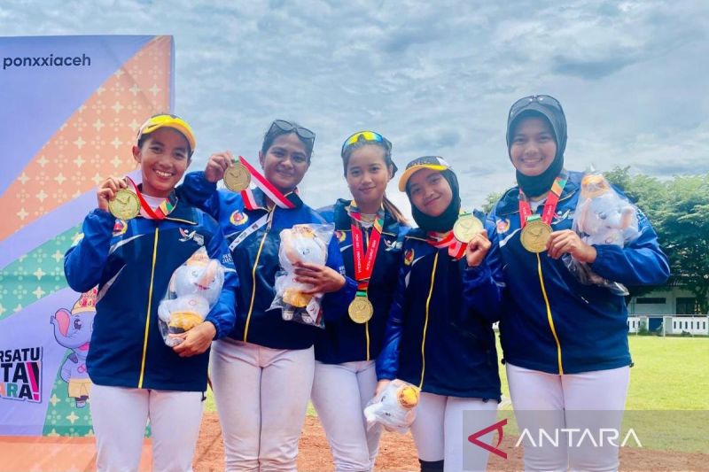 Atlet sofbol putri Sulawesi Tenggara memperlihatkan medali emas usai mengalahkan Sofbol putri Papua dengan skor 4-1, dalam babak grand final PON Aceh-Sumut 2024, dipusatkan di Lapangan Teuku Umar Meulaboh, Kabupaten Aceh Barat, Minggu (8/9/2024) siang. (ANTARA/Teuku Dedi Iskandar)
