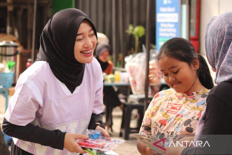 Bakal calon Wakil Bupati Temanggung Nadia Muna membagikan paket sikat gigi gratis kepada anak-anak. ANTARA/Heru Suyitno