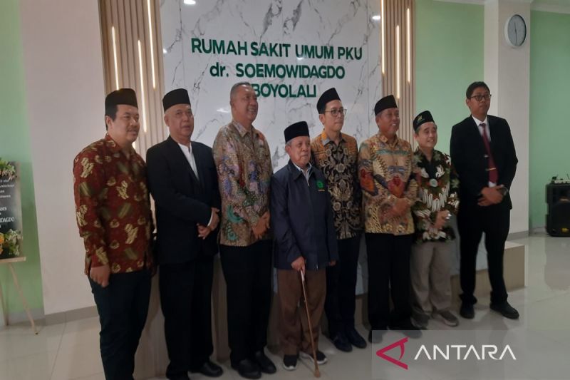 Wakil Bupati Boyolali Wahyu Irawan (tiga dari kiri) usai meresmikan Rumah Sakit Umum (RSU) PKU dr. Soemowidagdo di wilayah Kecamatan Sawit Kabupaten Boyolali, Minggu (8/9/2024). ANTARA/Bambang Dwi Marwoto.