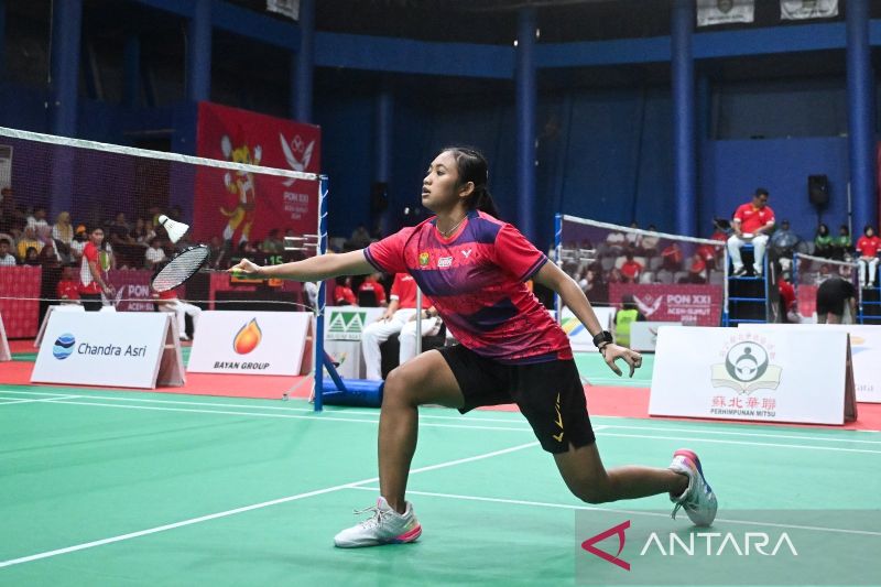 Pebulu tangkis tunggal putri DKI Jakarta Thalita Ramadhani Wiryawan beraksi saat melawan wakil Sumatera Utara Nurul Tetra Junia pada nomor beregu putri Pekan Olahraga Nasional (PON) XXI Aceh-Sumut 2024 yang dimainkan di GOR PBSI Sumut, Deli Serdang, Minggu (8/9/2024). Thalita menang dari Nurul dengan skor 21-19, 16-21, 21-11 dalam waktu 1 jam 5 menit. (ANTARA FOTO/Rivan Awal Lingga)