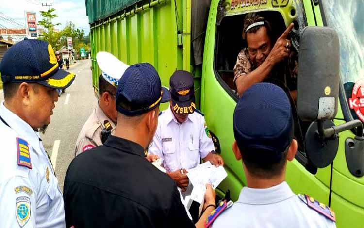Dinas Perhubungan bersama Satlantas Polres Barito Utara dan Satpol PP melakukan operasi gabungan dalam rangka Tim Sinergitas Pengendalian Lalu Lintas Angkutan Jalan di dalam Kota Muara Teweh menggelar operasi gabungan di dalam kota Muara Teweh.(foto: Dhani)