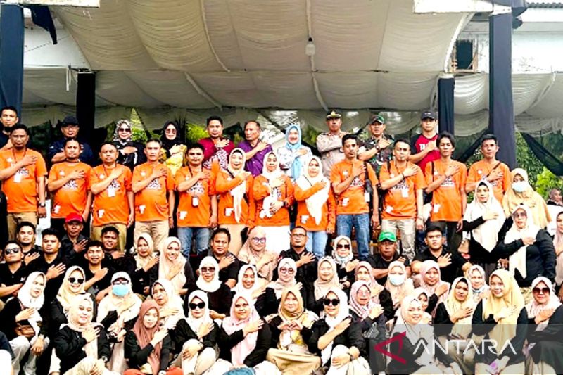 Anggota KPU Kabupaten Gorontalo berfoto bersama peserta semarak Pilkada 2024 di Kabupaten Gorontalo, Gorontalo. ANTARA/HO-KPU Kabupaten Gorontalo