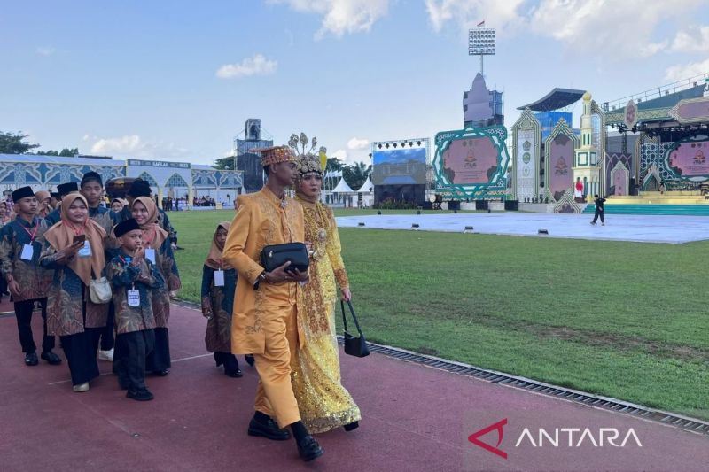 Para kafilah MTQ Nasional XXX bersiap untuk seremonial pembukaan di Gelora Kadrie Oening Sempaja, Samarinda, Minggu (8/9/2024) malam. (ANTARA FOTO/M Risyal Hidayat)