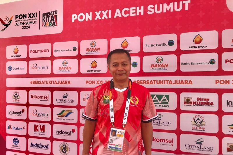 Pelatih bulu tangkis Jawa Barat (Jabar) Sigit Pamungkas berpose saat ditemui ANTARA di di sela-sela hari pertama nomor beregu putri PON XXI Aceh-Sumut 2024 di GOR PBSI Sumut, Deli Serdang, Minggu (8/9/2024). (ANTARA/Zaro Ezza Syachniar)