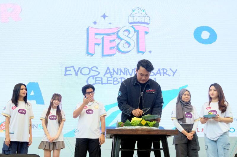 (Kiri ke kanan) Brand Ambassador EVOS Rach Rachel Cia, EVOS Yupi Cindy Yuvia, EVOS Alditto Ajil Ditto, Head of Esports Performance EVOS Mohammad Refie Fakhreno (tengah), EVOS Alyssa Alyssa Ananta, dan EVOS Angel Angelica Anastasia melakukan pemotongan tumpeng, Minggu (8/9/2024). EVOS menyelenggarakan ROAR FEST dalam rangka memperingati ulang tahun ke-8 sekaligus meluncurkan inisiatif EVOS Academy dan EVOS HOPE. ANTARA/HO-EVOS