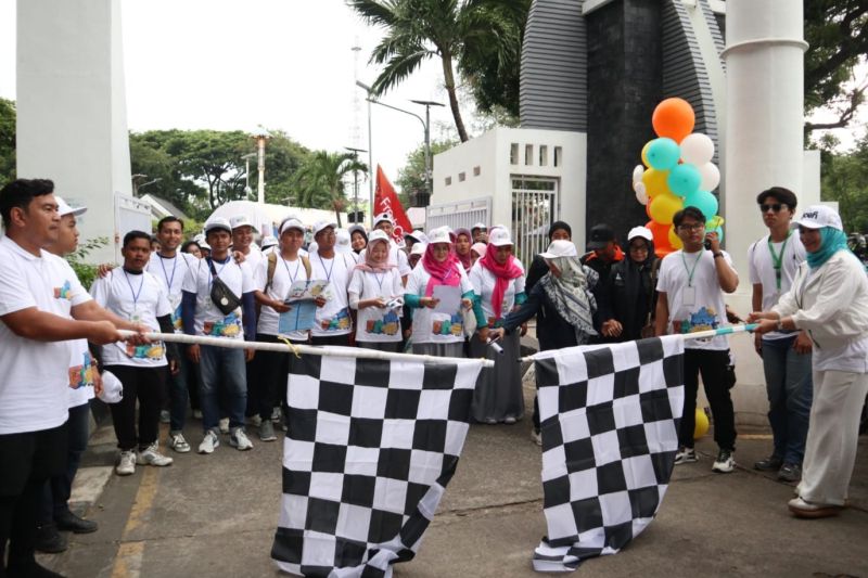 Kepala Dinas Kebudayaan dan Pariwisata Aceh Almuniza Kamal (kiri) saat melepas peserta Funday Walk Festival Krueng Daroy 2024 di Taman Putro Phang, Kota Banda Aceh, Minggu (8/9/2024). (ANTARA/Nurul Hasanah)