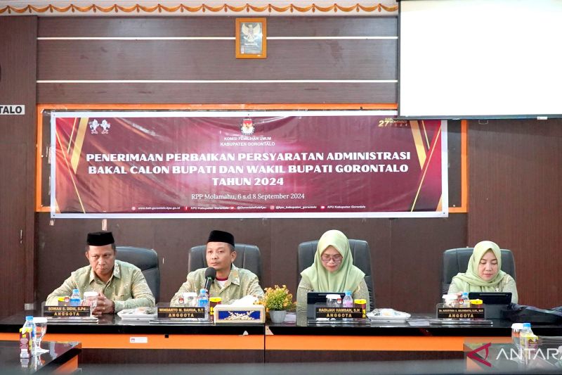 Anggota Komisi Pemilihan Umum (KPU) Kabupaten Gorontalo menerima dokumen perbaikan Bapaslon Roni Sampir dan Adnan Entengo di Kabupaten Gorontalo, Gorontalo. ANTARA/KPU Kabupaten Gorontalo