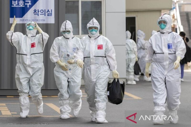 Arsip foto - Para petugas medis berjalan di sebuah rumah sakit di Daegu, Korea Selatan (15/3/2000). ANTARA/Lee Sang-ho/Xinhua/tm/aa