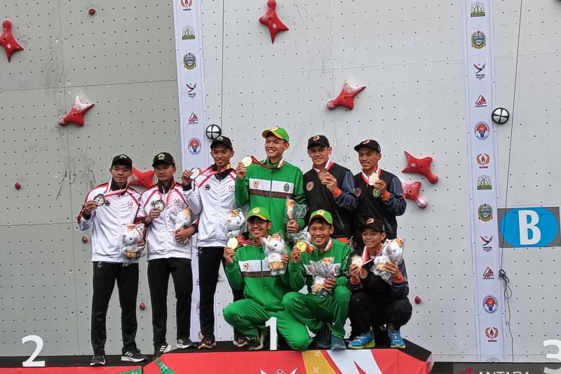 Para tim peraih medali emas, perak, dan perunggu pada nomor speed relay putra cabang olahraga panjat tebing Pekan Olahraga Nasional (PON) Aceh-Sumatra Utara 2024, di Aceh, Minggu (8/9/2024). (ANTARA/Zuhdiar Laeis)