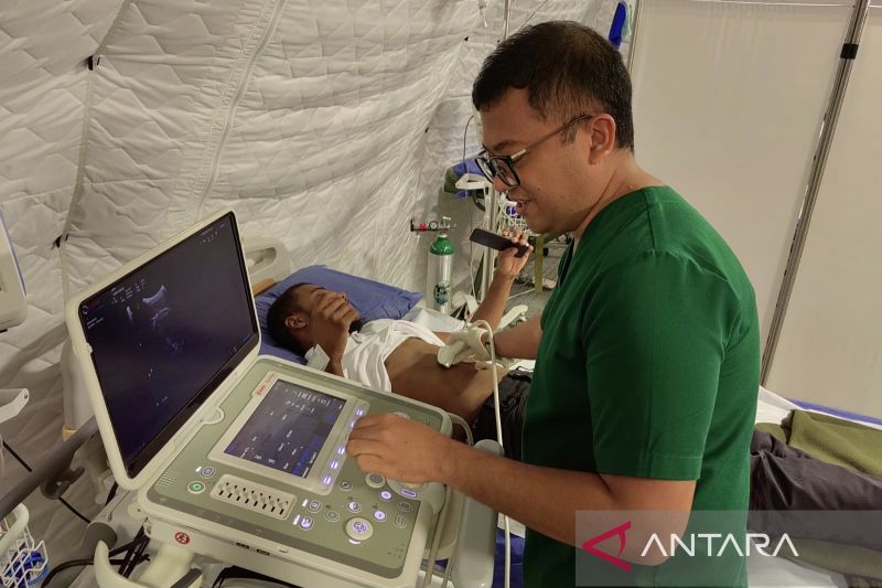 Dokter dari Satgas Tenaga Kesehatan TNI untuk Gaza memeriksa pasien di RS lapangan di Rafah, Gaza, Palestina, Sabtu (7/9/2024). ANTARA/HO-Biro Humas Setjen Kemhan RI.
