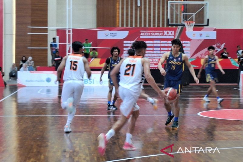 Para pemain tim basket Jakarta Hendrick Xavi Yonga mencoba mengatur tempo permainan saat berhadapan dengan Jawa Barat pada pertandingan semifinal PON Aceh-Sumut 2024 di GOR Harapan Bangsa, Minggu (8/9/2024). ANTARA/Fajar Satriyo/am.