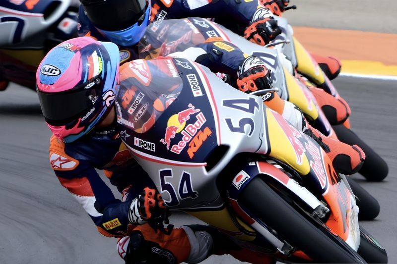 Pembalap 15 tahun Indonesia Veda Ega Pratama saat menjalani balapan Red Bull Rookies Cup 2024 seri keenam di Sirkuit Aragon, Spanyol, Jumat (30/8/2024). (ANTARA/Ho/Red Bull Rookies Cup)