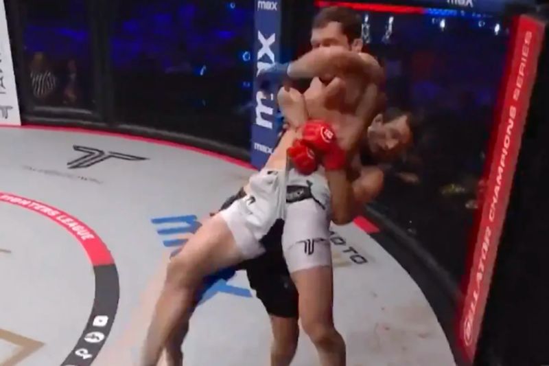 Petinju berdarah Dagestan Usman Nurmagomedov (kanan) bertarung melawan Alexander Shabliy dalam acara utama Bellator San Sandiego, Amerika Serikat, Sabtu (7/9/2024). (ANTARA/HO-Laman MMA fighting)