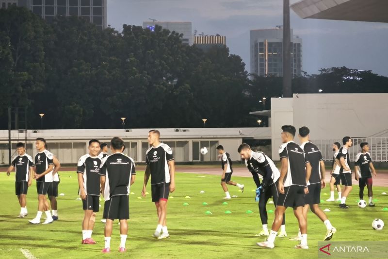 Para pemain tim nasional Indonesia berlatih di Stadion Madya Gelora Bung Karno, Jakarta, Minggu (8/9/2024), sebagai persiapan menghadapi Australia pada laga Grup C putaran ketiga kualifikasi Piala Dunia 2026 zona Asia dua hari kemudian. (ANTARA/Michael Siahaan)