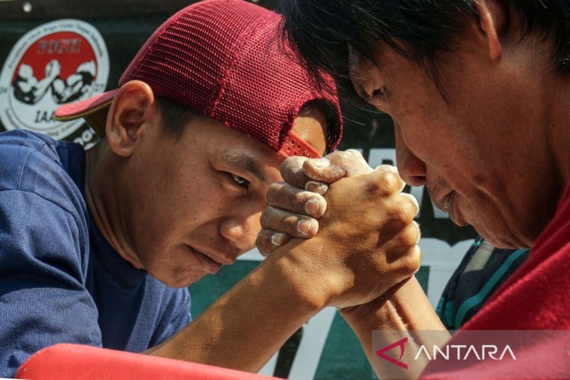 Arsip - Peserta mengikuti turnamen panco antar pedagang dan pengunjung pasar di Pasar Cibinong, Kabupaten Bogor, Jawa Barat, Rabu (31/7/2024). Kegiatan yang digelar oleh POGTI (Persatuan Olahraga Gulat Tangan Indonesia) di bawah binaan KORMI (Komite Olahraga Rekreasi Masyarakat Indonesia) Kabupaten Bogor ini diikuti puluhan pedagang dan pengunjung pasar dalam rangka meramaikan pasar dan sebagai hiburan rakyat. ANTARA FOTO/Yulius Satria Wijaya/pras.