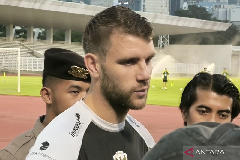 Kiper tim nasional Indonesia Maarten Paes memberikan keterangan kepada pewarta di Stadion Madya Gelora Bung Karno, Jakarta, Minggu (8/9/2024). (ANTARA/Michael Siahaan)