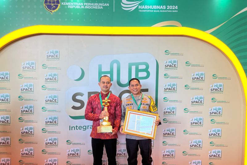 Kepala Kepolisian Resor Gianyar, Bali AKBP Umar menerima penghargaan Wahana Tata Nugraha Tahun 2024 dari Kementerian Perhubungan Republik Indonesia di Jakarta. ANTARA/HO-Humas Polres Gianyar