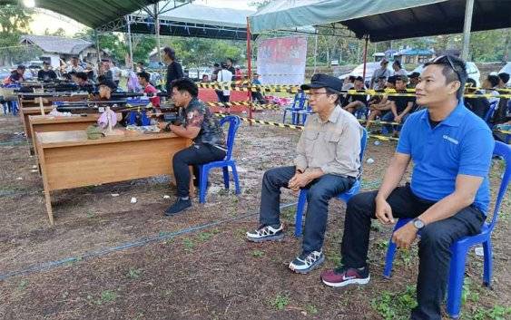 Sekretaris Daerah Kabupaten Barito Timur, Panahan Moetar, didampingi Ketua Karang Taruna Barito Timur, Ariwaratanu, saat menonton penutupan Kejuaraan Menembak Karang Taruna Cup I di Desa Hayaping, Minggu, 8 September 2024. (FOTO: BOLE MALO)