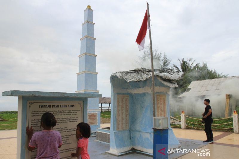 Foto arsip - Sejumlah pengunjun berada di kawasan tugu peringatan tsunami di Desa Gampong Pasir Lhok Aron, Kecamatan Johan Pahlawan, Aceh Barat, Aceh, Rabu (25/12/2019). ANTARA FOTO/Syifa Yulinnas/ama.