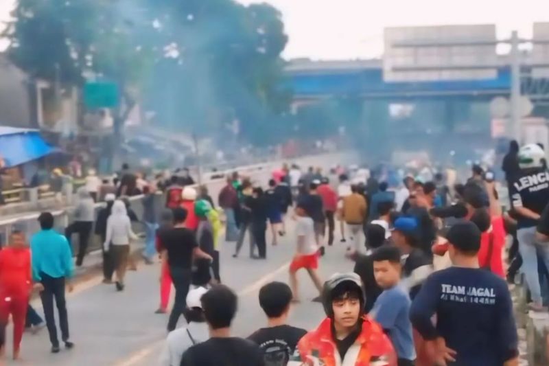 Puluhan warga RW 01 dan RW 02 terlibat aksi tawuran di kawasan Jalan Basuki Rahmat (Bassura) Kelurahan Cipinang Besar Utara, Kecamatan Jatinegara, Jakarta Timur, Selasa (9/7/2024). ANTARA/Dokumentasi Pribadi
