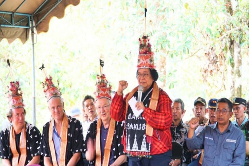 Menteri LHK Siti Nurbaya didampingi Pj Bupati Lamandau Said Salim (kanan) saat berkunjung ke Desa Kinipan Kecamatan Batang Kawa (7/9/2024). (ANTARA/HO-Pemkab Lamandau)
