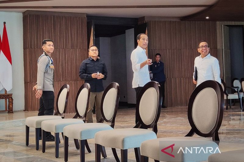Arsip foto - Presiden Joko Widodo (tengah) bersama Menteri Sekretaris Negara (Mensesneg) Pratikno (kanan) meninjau salah satu ruangan saat perdana berkantor di kompleks Kantor Presiden, Ibu Kota Nusantara (IKN), Senin (29/7/2024). ANTARA FOTO/Mentari Dwi Gayati/app/aww/aa.
