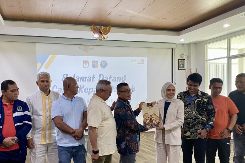 Tiga bakal pasangan calon peserta Pilkada Kabupaten Karimun didampingi oleh Ketua KPU Mardanus pada penyerahan berkas kepada pihak RSBP Batam. (ANTARA/Amandine Nadja)