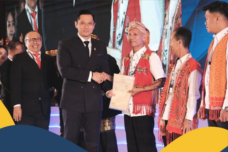 Arsip. Menteri Agraria dan Tata Ruang/Kepala Badan Pertanahan Nasional (ATR/BPN) Agus Harimurti Yudhoyono (AHY) menyerahkan langsung sertifikat untuk tanah ulayat, termasuk bagi Masyarakat Hukum Adat Menua Kulan, Kamis (5/9/2024) (Istimewa)