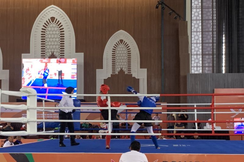 Pertandingan babak semifinal muaythai Pekan Olahraga Nasional (PON) Aceh-Sumut XXI 2024 di Bale Meuseuraya Aceh (BMA) Kota Banda Aceh, Senin (9/9/2024).ANTARA/Mario Sofia Nasution