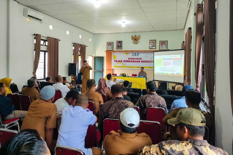 Kepala UPTD-PPD Natuna Alpiuzzamari saat menyosialisasikan PKB ke warga pada Senin (9/9/2024). ANTARA/HO-Samsat Natuna