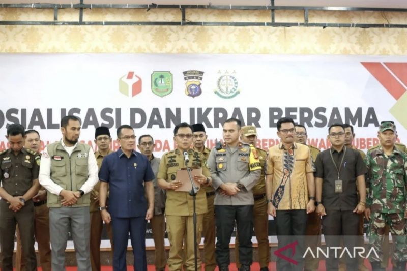 Plt Bupati Kepulauan Meranti AKBP (Purn) Asmar bersama seluruh pihak terkait membaca ikrar bersama tentang netralitas kepala desa dan lurah menjelang Pilkada 2024 yang berlangsung di Selatpanjang, Kepulauan Meranti, Senin (9/9/2024). ANTARA/Rahmat Santoso