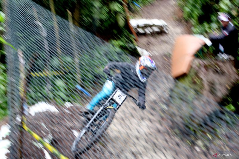 Pembalap sepeda gunung Aceh Ahsan Habibi Dois memacu sepedanya pada final Individual Downhill putra PON XXI Aceh-Sumut di Arena Taman Hutan Raya Bukit Barisan, Kabupaten Karo, Sumatera Utara, Senin (9/9/2024). Pembalap Dois Audi Fikriansyah meraih medali emas dengan catatan waktu 2 menit 49 detik disusul pembalap Pandu Satrio Perkasa (Jatim) dan pembalap Sumatera Selatan Putra Ganda Arrozaq. ANTARA FOTO/Yulius Satria Wijaya/nz (ANTARA FOTO/YULIUS SATRIA WIJAYA)