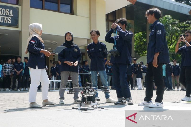 Bengawan Unmanned Vehicle (UV) Team Universitas Sebelas Maret (UNS) Surakarta meluncurkan pesawat nir awak di Solo, Jawa Tengah, Senin (9/9/2024). ANTARA/Aris Wasita