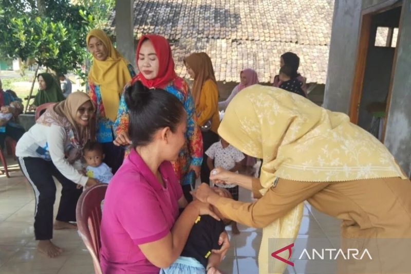 Ilustrasi saat petugas kesehatan melakukan imunisasi polio kepada anak. (ANTARA/Riadi Gunawan)