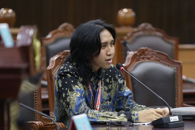 Mahasiswa Fakultas Hukum Universitas Indonesia sekaligus pemohon uji materi Pasal 7 ayat (2) Undang-Undang Pilkada dalam Perkara Nomor 118/PUU-XXII/2024, Abu Rizal Biladina, mengikuti sidang pemeriksaan pendahuluan di Mahkamah Konstitusi RI, Jakarta, Senin (9/9/2024). (ANTARA/HO-Humas MK/Bayu)