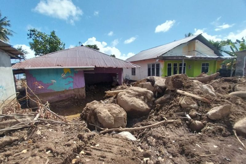 Sejumlah rumah yang masih tertimbun lumpur akibat banjir bandang yang menewaskan 19 warga Rua, Ternate, Senin (9/9/2024). ANTARA/Abdul Fatah