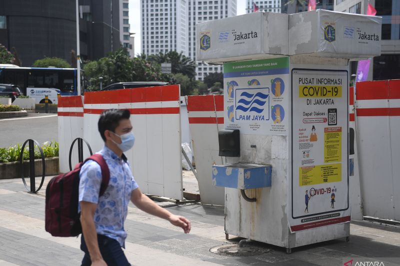 Warga berjalan di samping fasilitas cuci tangan yang rusak dan terbengkalai di Jakarta, Minggu (27/2/2022). ANTARA FOTO/Akbar Nugroho Gumay/aww.