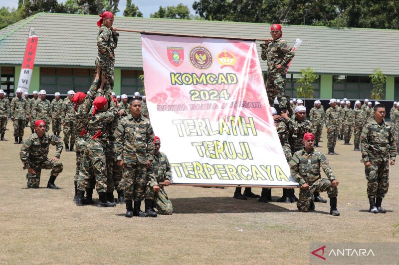 Sejumlah anggota komponen cadangan matra darat Gelombang I Tahun 2024 mengikuti upacara penutupan latihan dasar kemiliteran di Markas Komando Resimen Induk Rayon Militer Kodam (Rindam) VI/Mulawarman di Kalimantan Selatan, Senin (9/9/2024). ANTARA/HO-Biro Humas Setjen Kemhan RI