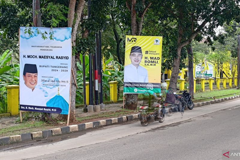 Ilustrasi - pengendara saat melintas di jalan yang terpasang alat peraga sosialisasi (APS) Pilkada 2024. ANTARA/Azmi Samsul Maarif