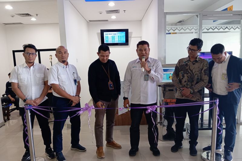 Executive General Manager Bandara Radin Inten II Khaerul Assidiqi saat meresmikan airport taxi counter. ANTARA/HO-Bandara Radin Inten Lampung.