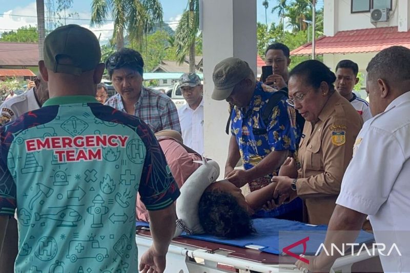 Salah satu korban kecelakaan pesawat Trigana PK YSP ATR 42-500 di Bandara Kamanap saat tiba di IGD RSUD Serui, Distrik Yapen Selatan, Kabupaten Kepulauan Yapen, Papua, Senin (9/9/2024) (ANTARA/HO-Dokumen Warga Serui)